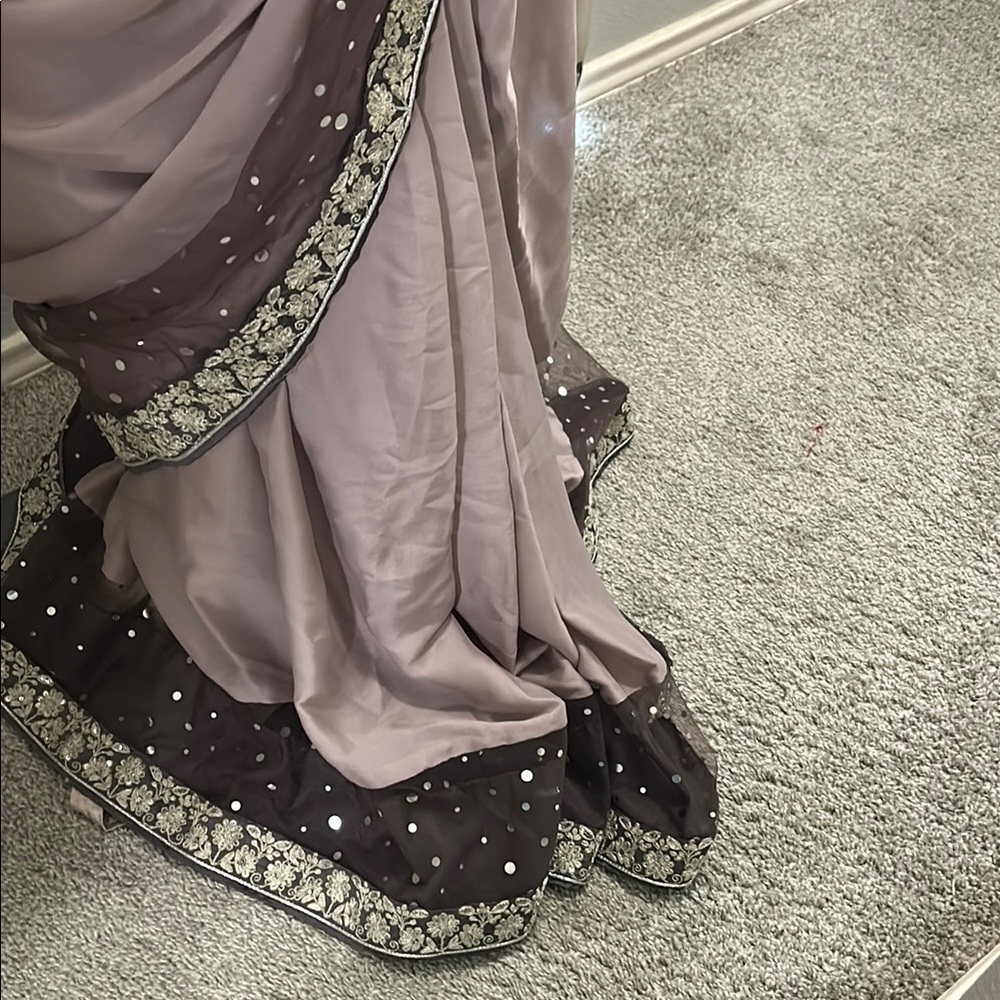 Saree pre pleated ready to wear purple mauve embroidery. Inner Skirt blouse -M. - Picture 4 of 16